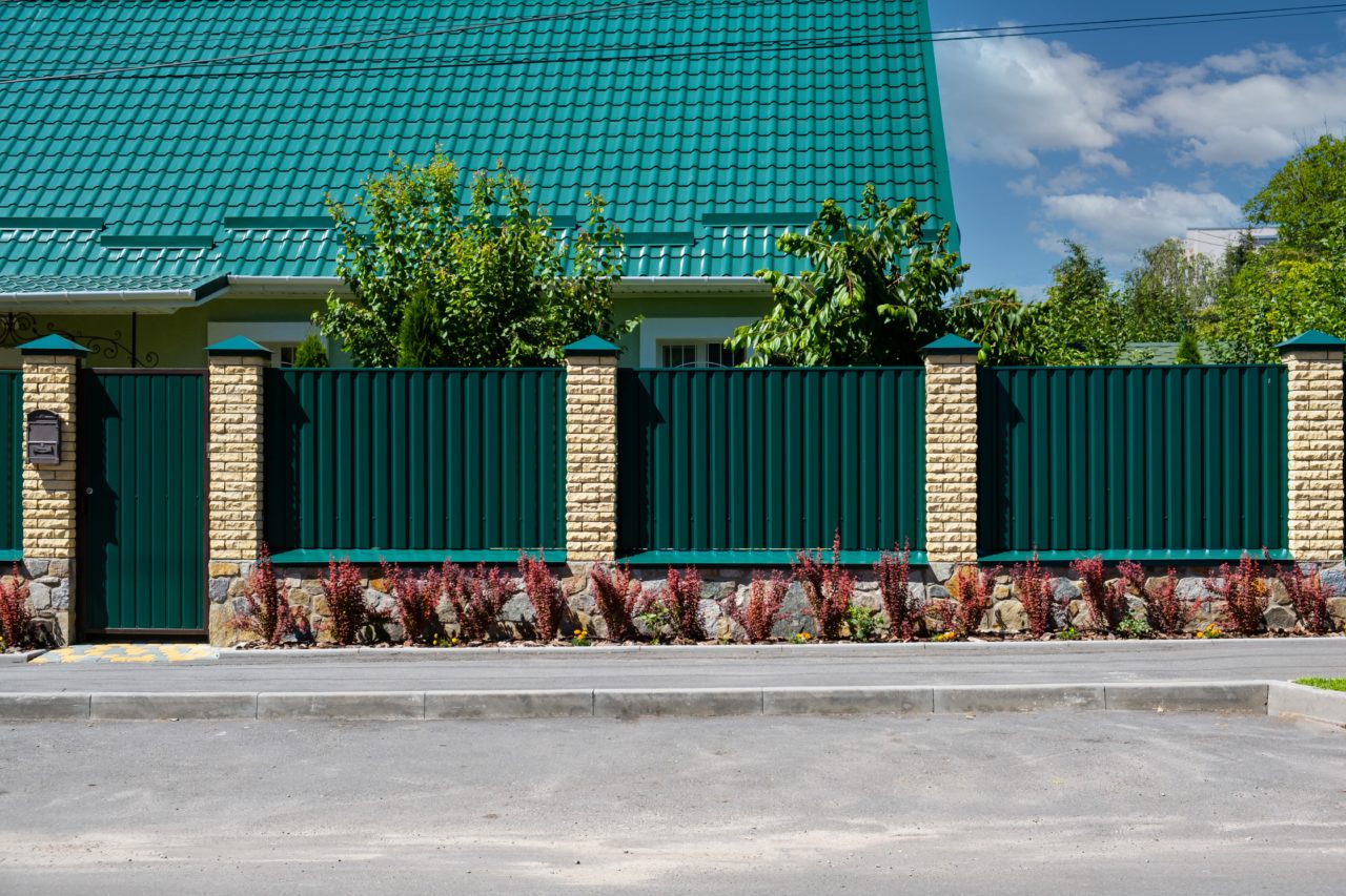 https://www.rpsmetalroofing.com/wp-content/uploads/2022/04/corrugated-metal-fence-green-1280x853.jpg